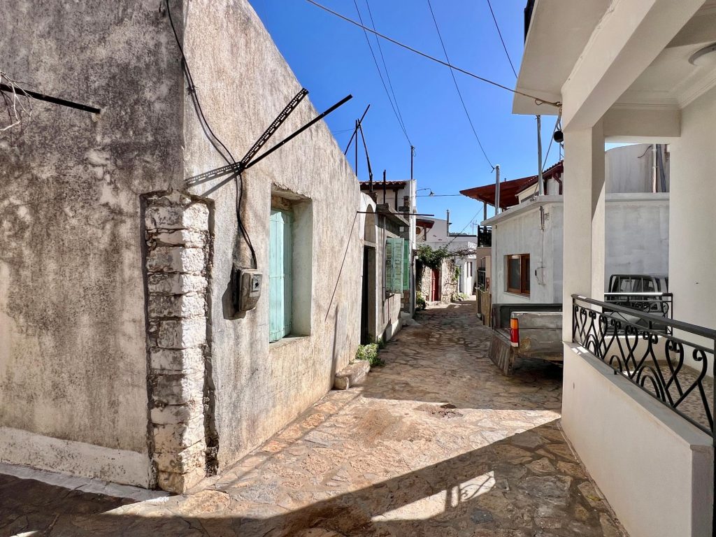 House in Limnes - Image 3