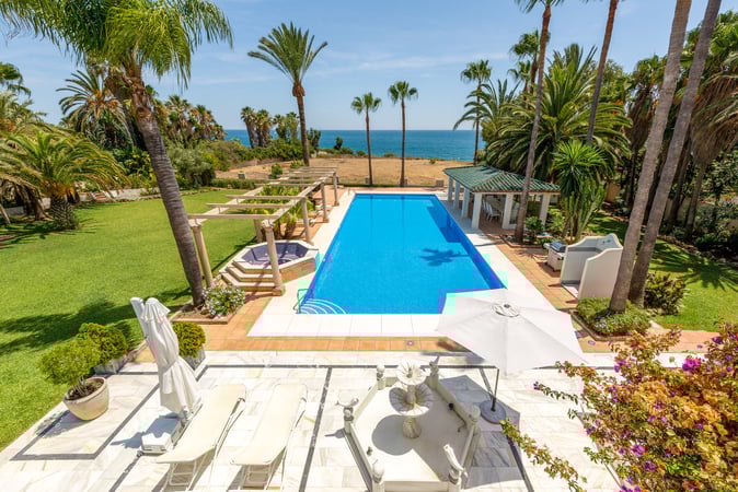Villa in Estepona - view 1