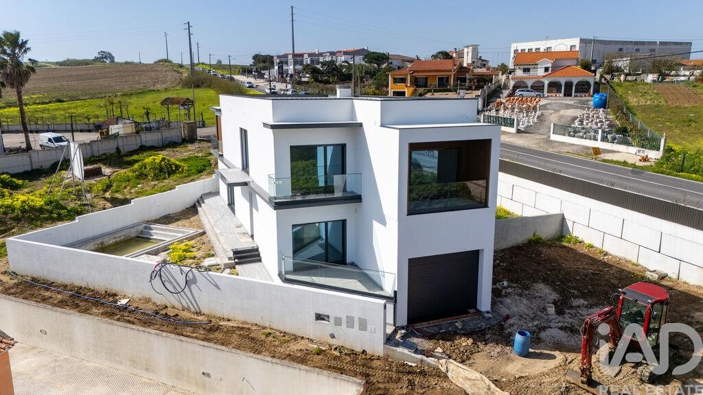 House in Sao Pedro da Cadeira - Image 3