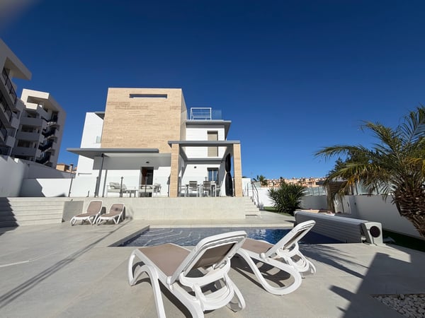 Villa in Villamartin - view 1