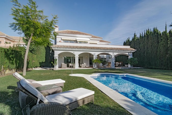 Villa in Nueva Andalucia - view 1