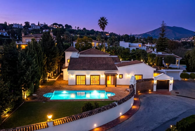 Villa in Nueva Andalucia - view 1