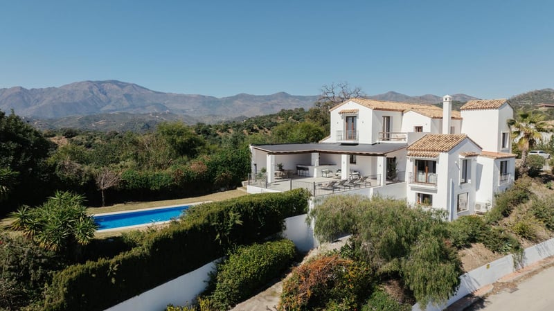 Villa in Estepona - view 1