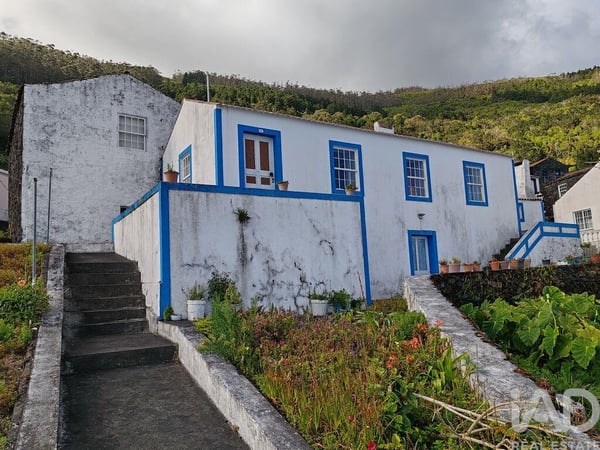 House in Ribeiras - view 1