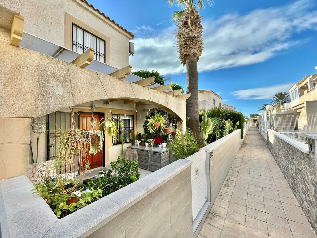 House in Playa Flamenca - Image 3