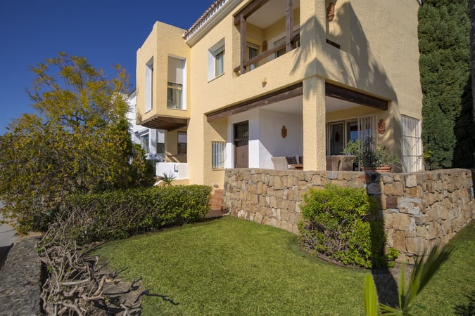 Villa in Benahavis - view 1