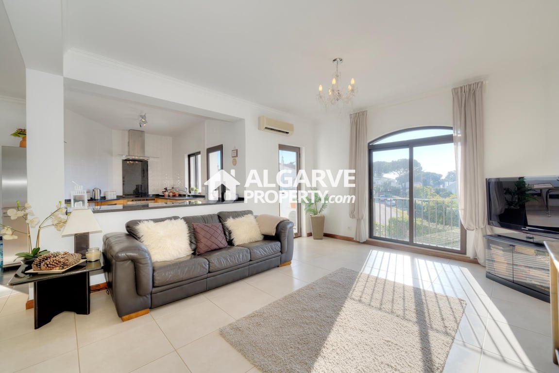 Apartment in Quarteira - Image 2