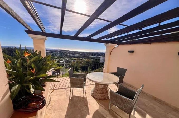 Apartment in Benahavis - view 1