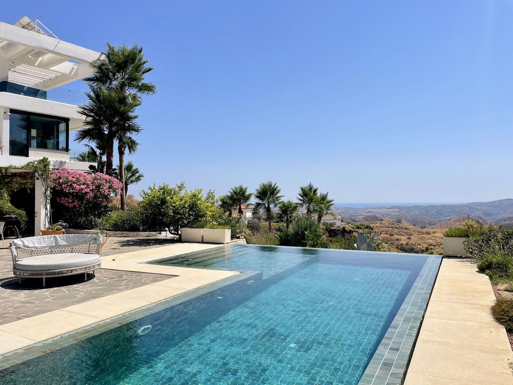 Villa in Mijas Costa - Image 2