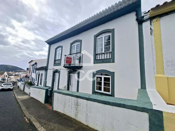 Villa in Angra do Heroismo - view 1