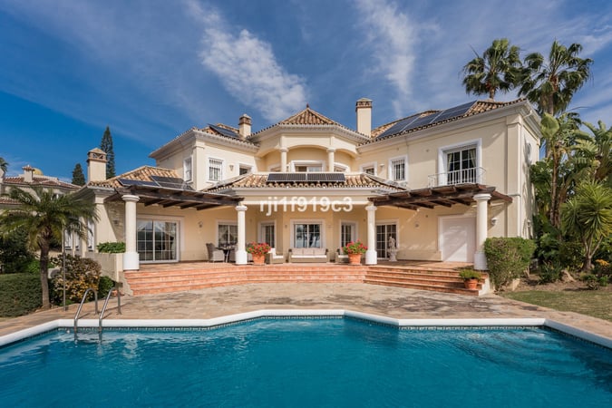 Villa in Elviria - view 1