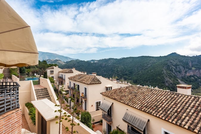 Villa in Benahavis - view 1