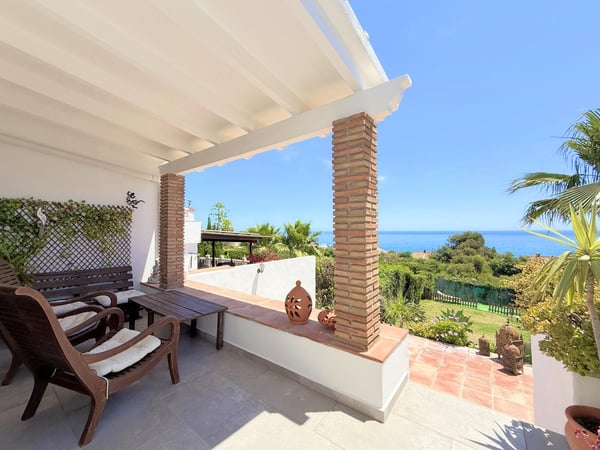 Villa in Estepona - view 1