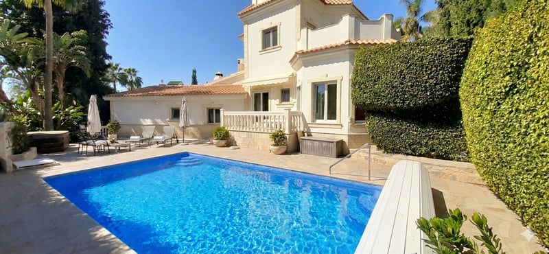 Villa in Artola - view 1
