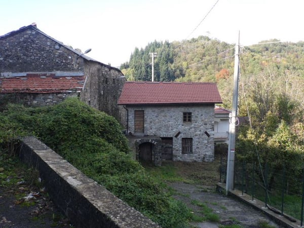 House in Minucciano - view 1