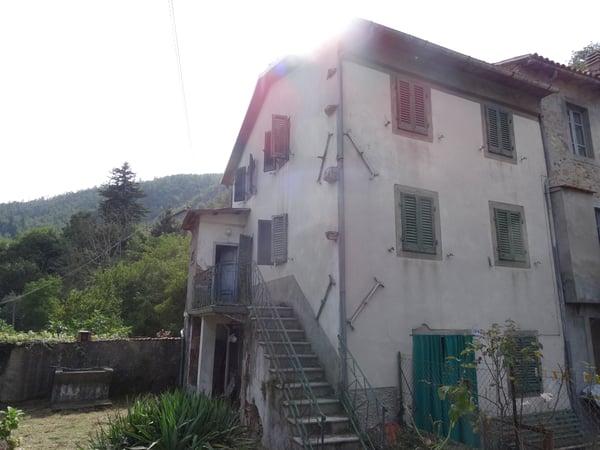 House in Piazza al Serchio - view 1