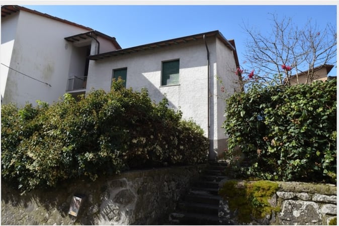 House in Camporgiano - view 1