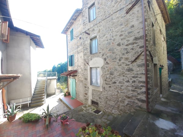 House in Camporgiano - view 1