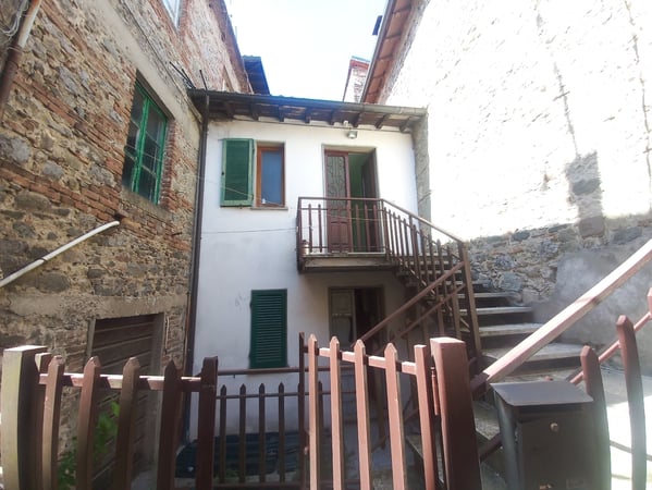 House in Camporgiano - view 1