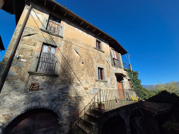 House in Camporgiano - view 1