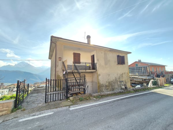 House in Minucciano - view 1