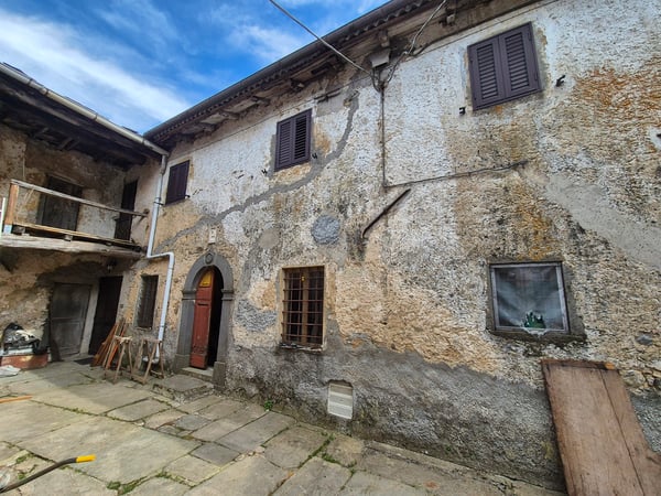 House in Careggine - view 1