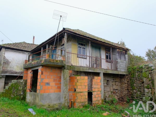 House in Queira - view 1