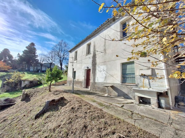 House in Penne - view 1