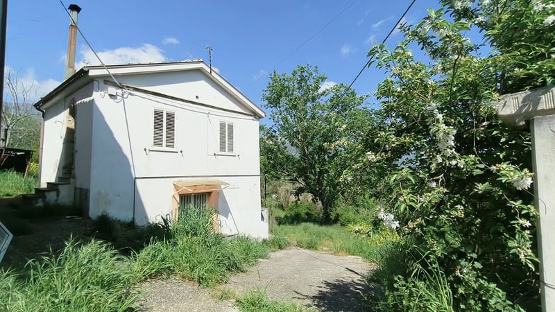 House in Civitaquana - view 1