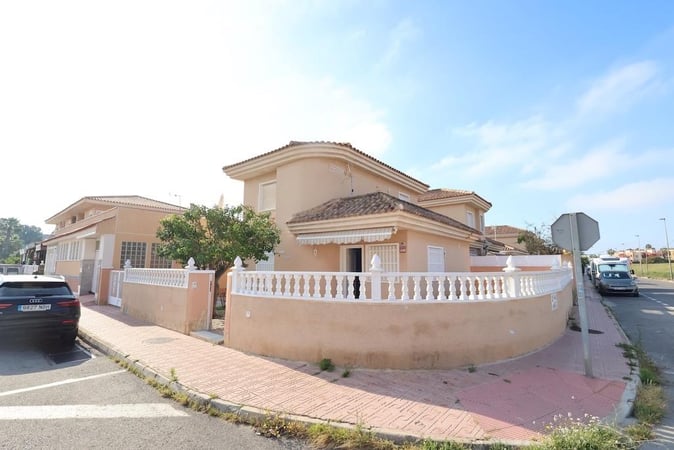 Villa in Residencia los Altos - view 1