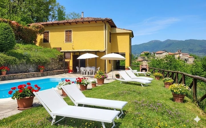 House in Camporgiano - view 1