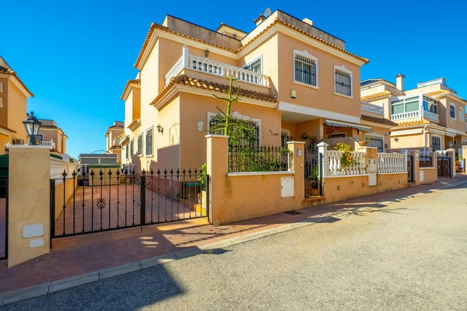 House in La Zenia - view 1