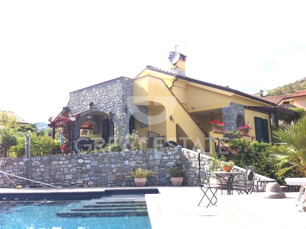 House in Garlenda - view 1