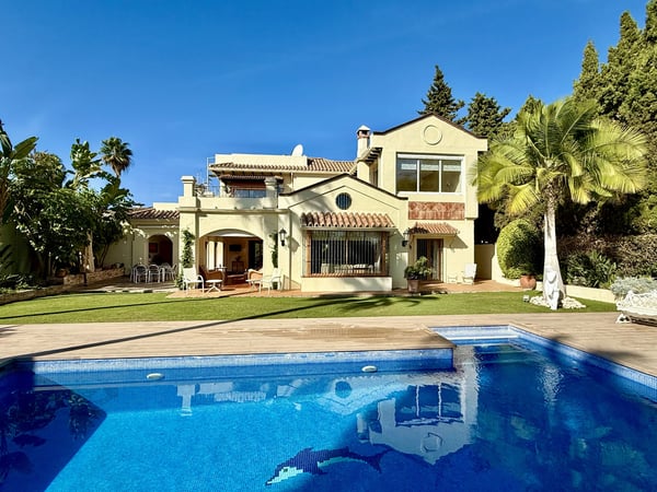 Villa in Estepona - view 1
