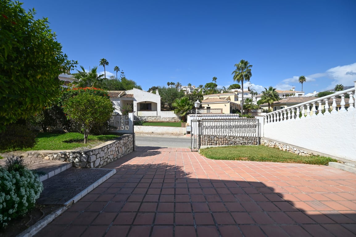 Villa in Mijas Costa - Image 3