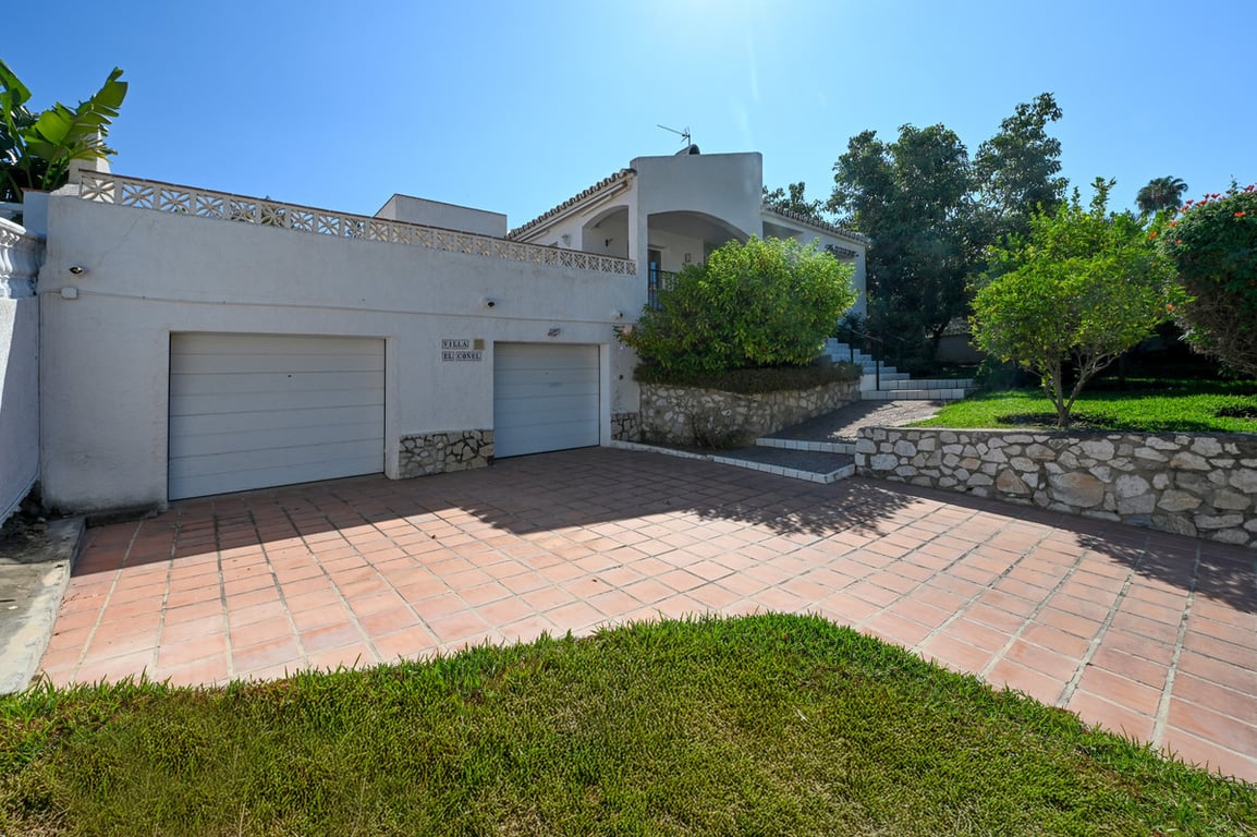 Villa in Mijas Costa - Image 2