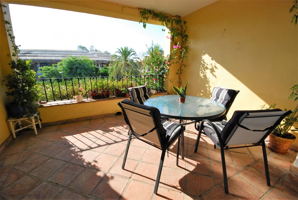 Apartment in Guadalmina - Image 2