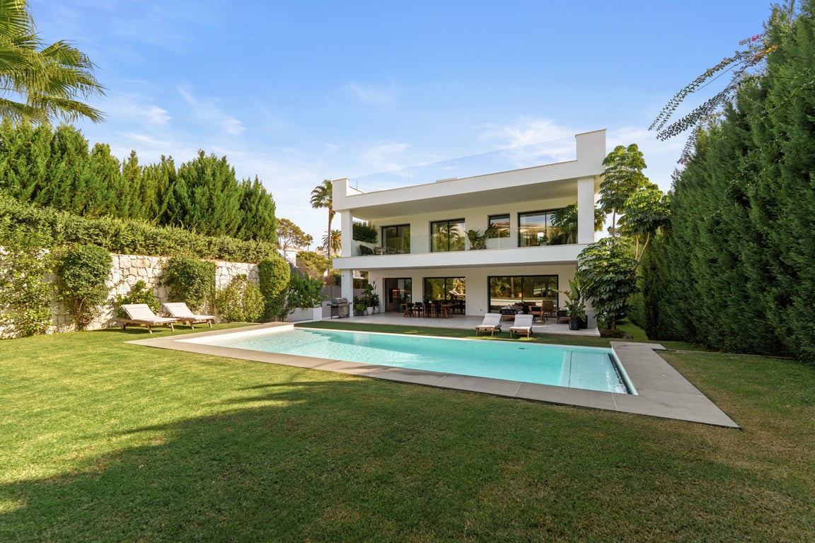 Villa in Nueva Andalucia - Image 2