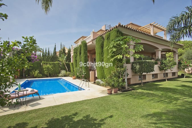 Villa in Elviria - view 1