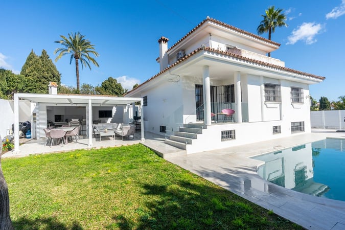 Villa in El Paraiso - view 1
