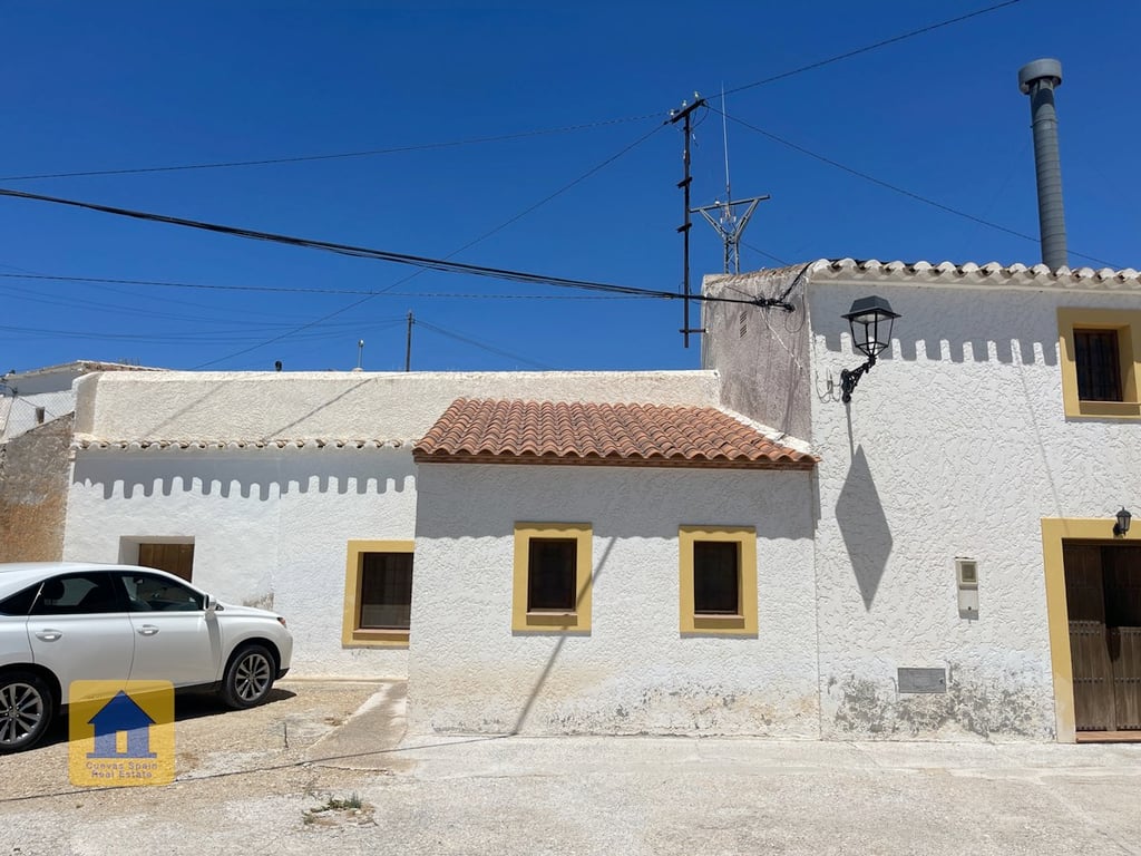 House in Cuevas de las Cucharetas - Image 3