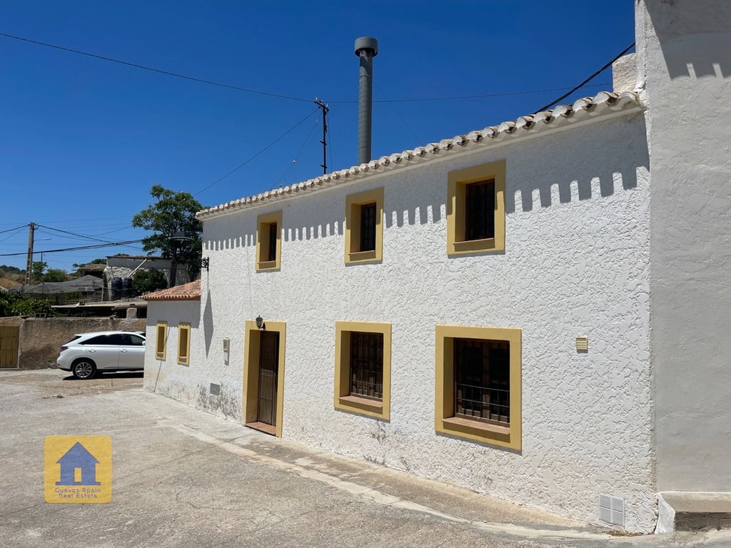 House in Cuevas de las Cucharetas - Image 2