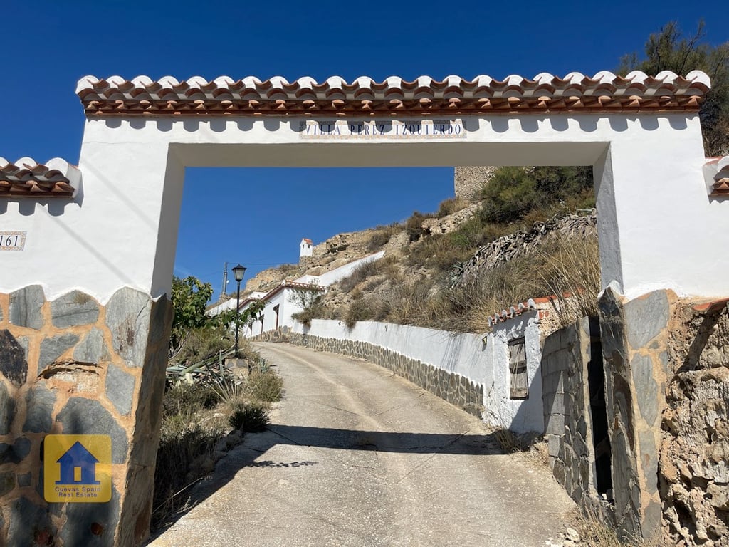 House in La Alqueria - Image 3