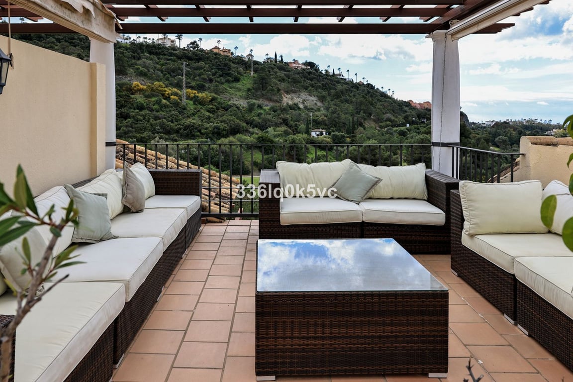 Apartment in Benahavis - Image 3