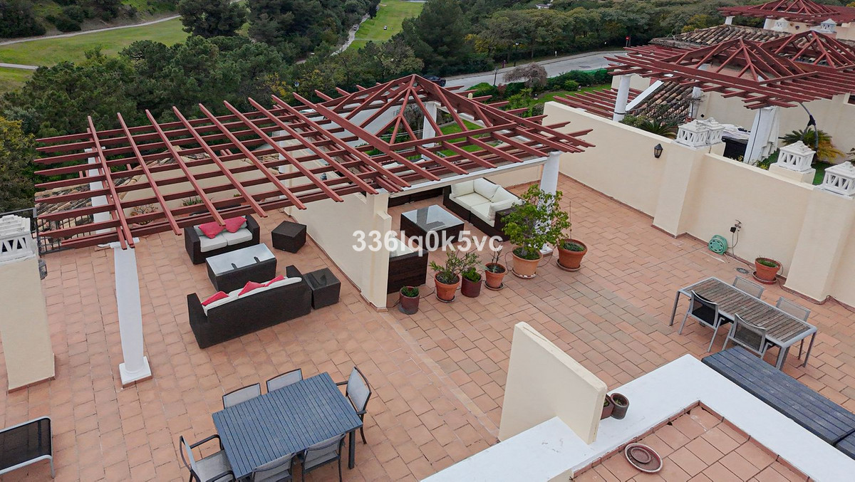 Apartment in Benahavis - Image 2