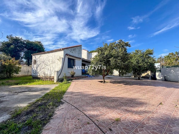 Villa in Estepona - view 1