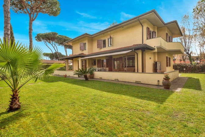 House in Forte dei Marmi - view 1