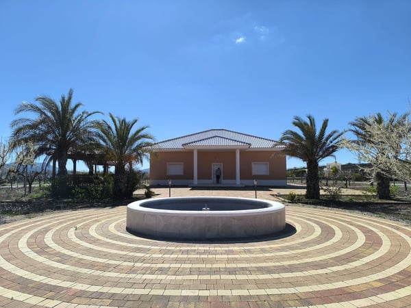 Villa in Pinoso - view 1