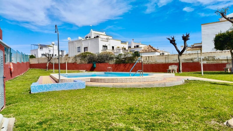 Apartment in Residencia los Altos - view 1