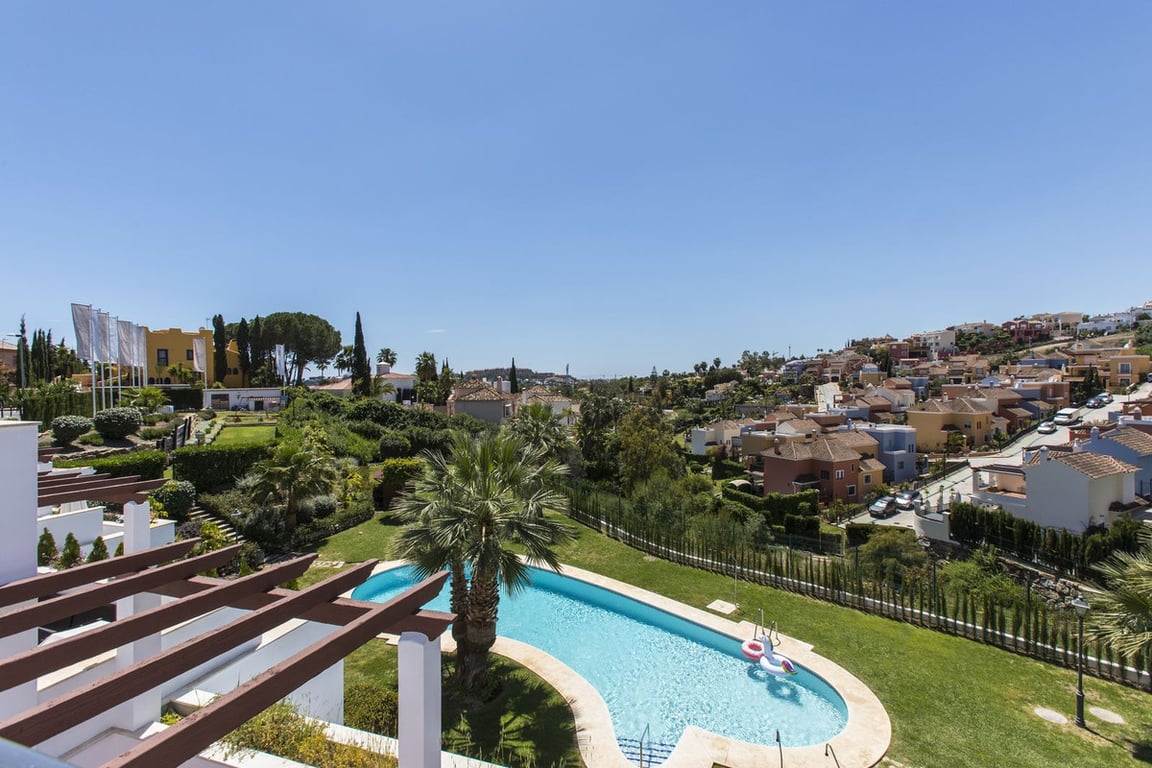 Apartment in Nueva Andalucia - Image 3